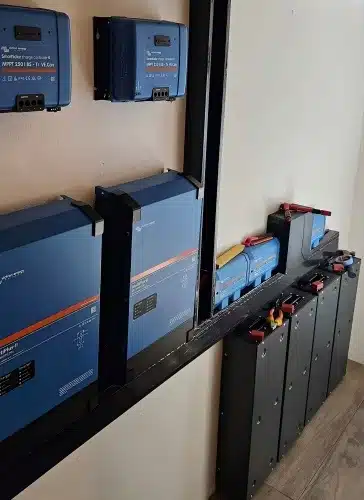 Compact lithium battery energy storage system for small-scale use