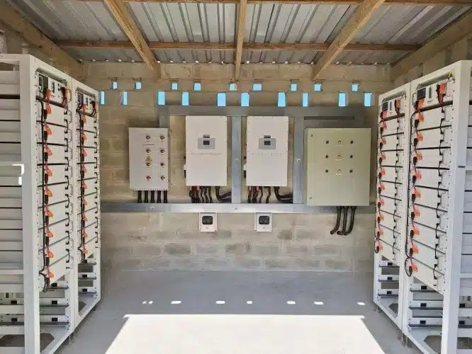 Off-grid solar energy storage system with battery modules and inverters