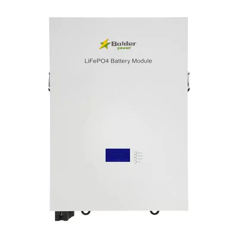 صورة أمامية لوحدة بطارية ليثيوم فوسفات الحديد (LiFePO4) المثبتة على الحائط من Balder Power، بجهد 51.2 فولت وسعة 200 أمبير/ساعة (10 كيلوواط/ساعة). تصميم أبيض أنيق لأنظمة تخزين الطاقة المنزلية الحديثة.