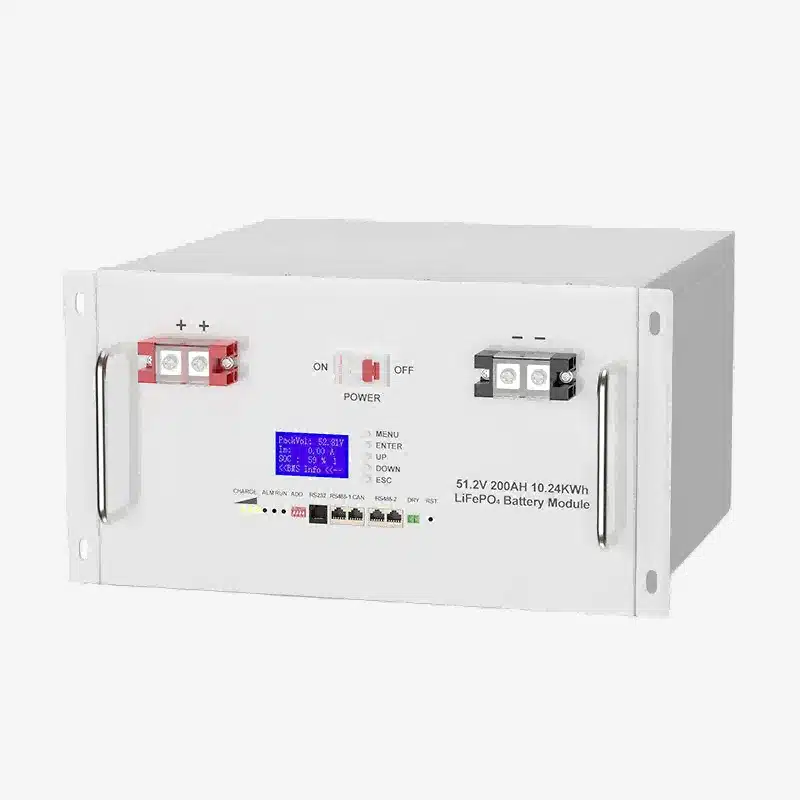 Balder Power 51.2V 200Ah バッテリーの LCD 画面と仕様ラベルのクローズアップ。10.24kWh の容量が明確に表示されています。.