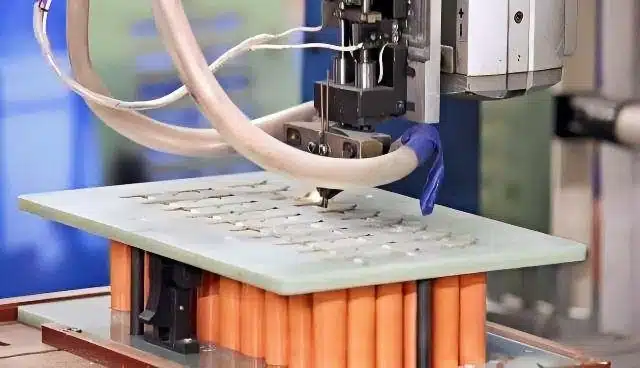 Geautomatiseerde precisiepuntlasmachine assembleert hoogwaardige cellen voor Balder Power groothandel laptopaccu's, waardoor consistente verbindingen en hoge veiligheidsnormen worden gegarandeerd.