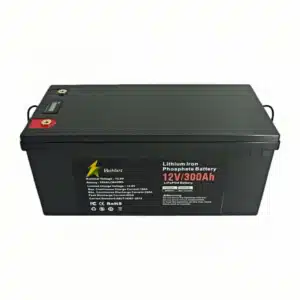 Vue de face de la batterie Balder Power 12 V 300 Ah LiFePO4 avec étiquette technique. Capacité énergétique : 3 840 Wh, courant de décharge maximal : 200 A. Certifications CE, FC et RoHS pour l’exportation internationale.