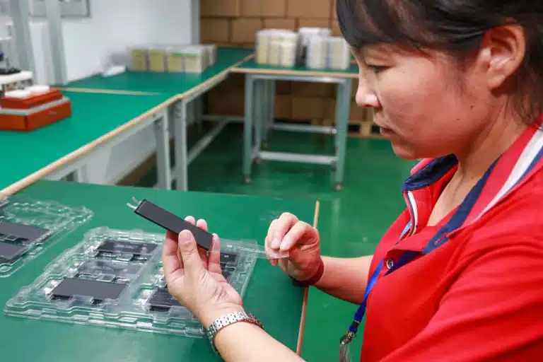 ispezione-materiale-in-entrata-pacco-batteria-al-litio-controllo-qualità