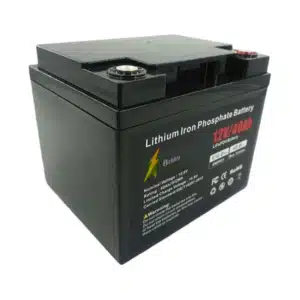 Vue en perspective d'une batterie au lithium 12V 40Ah montrant son boîtier robuste en ABS noir et sa conception étanche.