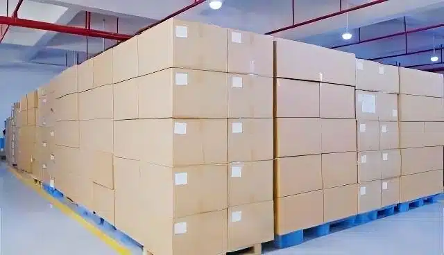 Een omvangrijke magazijnvoorraad Balder Power laptopaccu's, verpakt op pallets, garandeert een snelle wereldwijde distributie en onmiddellijke beschikbaarheid voor garantiegevallen.