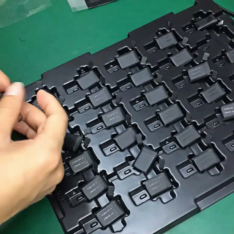 Massenproduktion von Apple Watch-Batterien in einer Fabrik – Balderpower