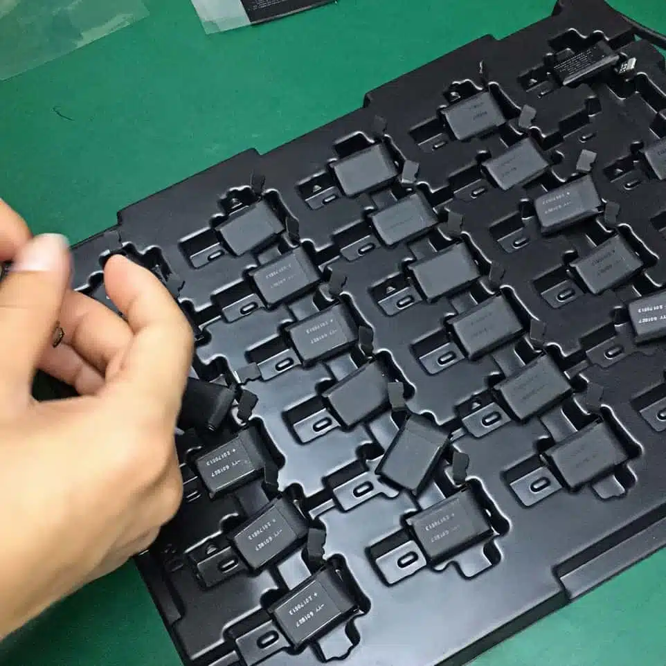 In der Fabrik von Balder Power in China werden Apple Watch-Batterien in antistatischen Schalen für den Großhandel verpackt.