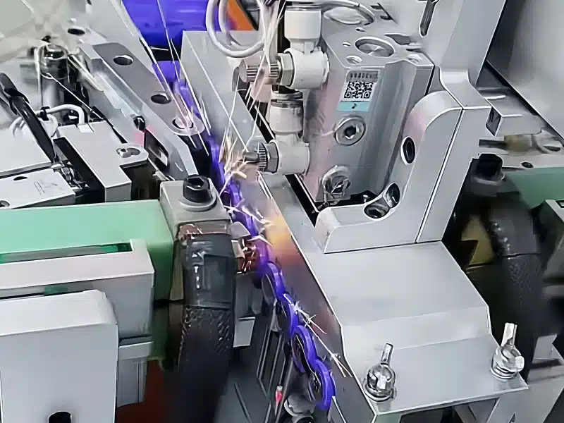 Machine de soudage laser par points automatisée 18650 21700 en fonctionnement dans une usine d'assemblage de batteries lithium-ion balderpower.webp