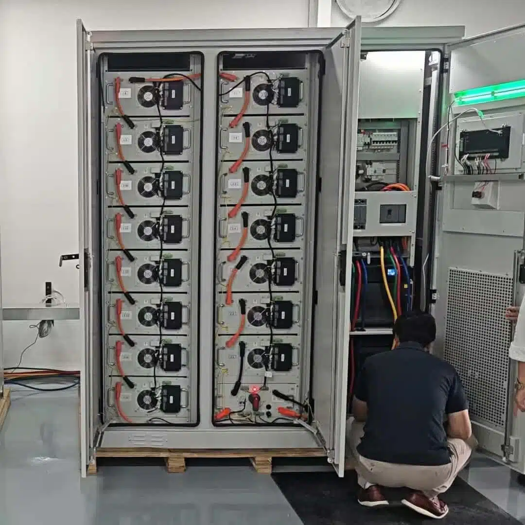 Processo de integração e fiação de gabinetes de armazenamento de energia comercial.webp