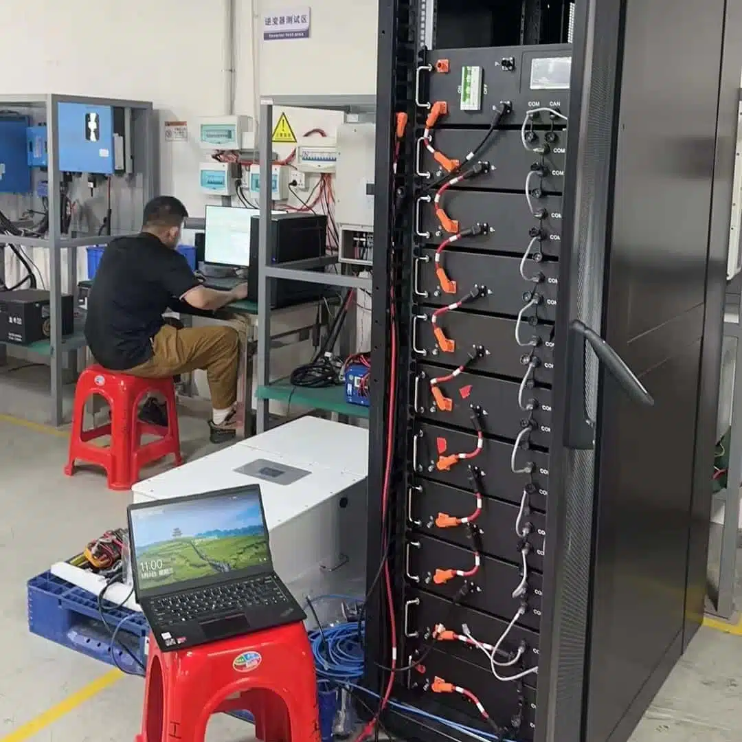 Procedimentos rigorosos de controle de qualidade e testes de envelhecimento para sistemas de armazenamento de energia em baterias industriais.
