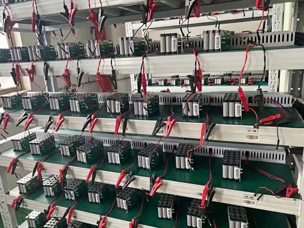 Tests de vieillissement et de charge du BMS pour batteries lithium-ion personnalisées, fabriqués en Chine par une usine spécialisée (balderpower.webp).